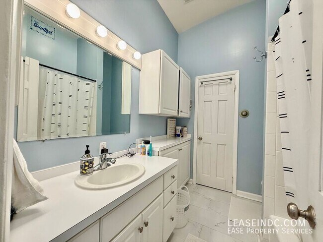 Building Photo - 6424 Hollins Dr