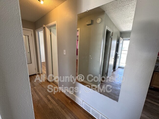 Building Photo - 2510 Ivanhoe Dr