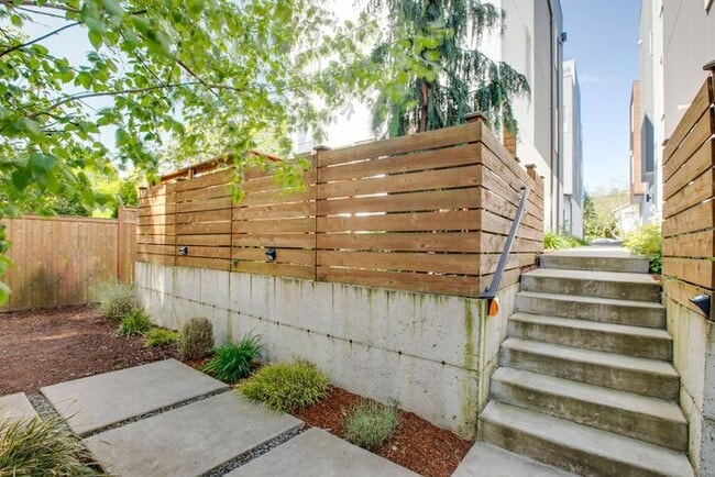 Building Photo - Air Conditioned Judkins Parkside Townhome ...