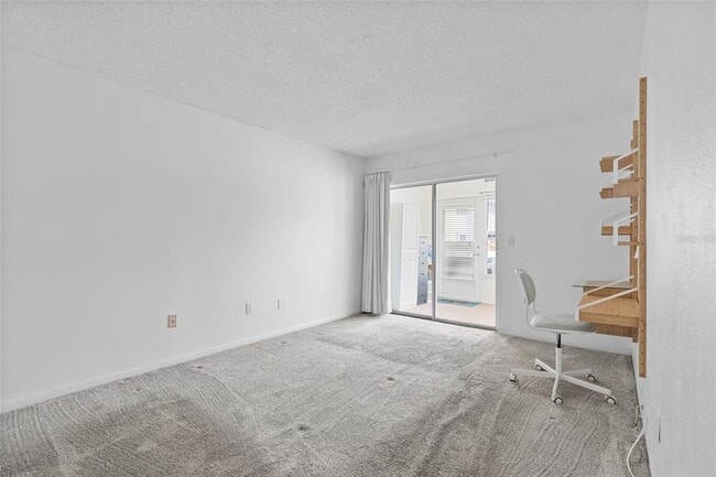 Building Photo - 209 NE Lincoln Cir N