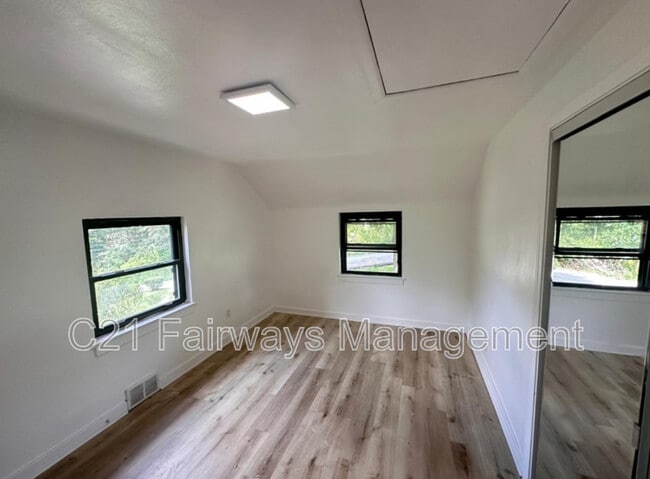 Building Photo - 10318 Lindberg Ave