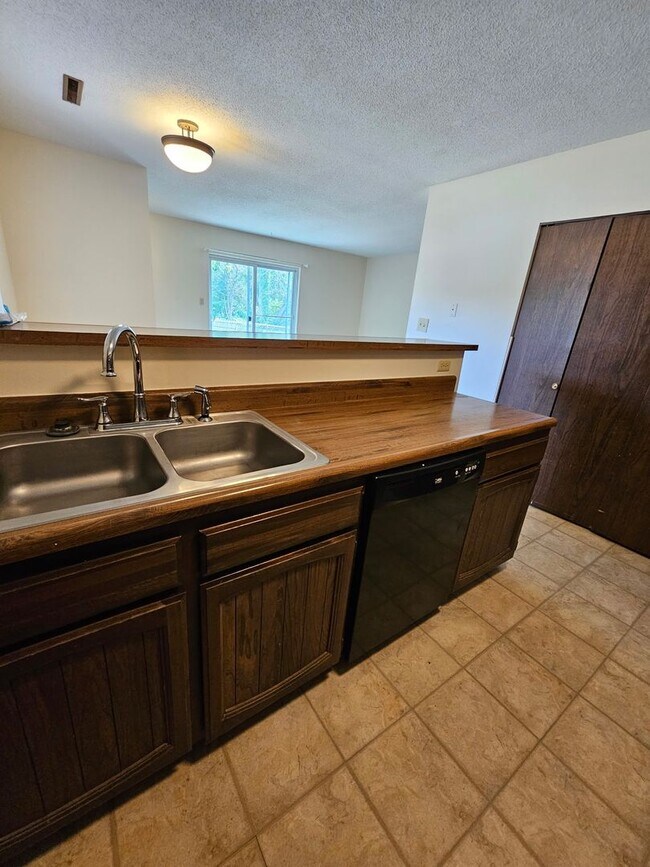 Building Photo - 2 Bedroom 1 Bath Duplex in West Columbia - Updates 2026