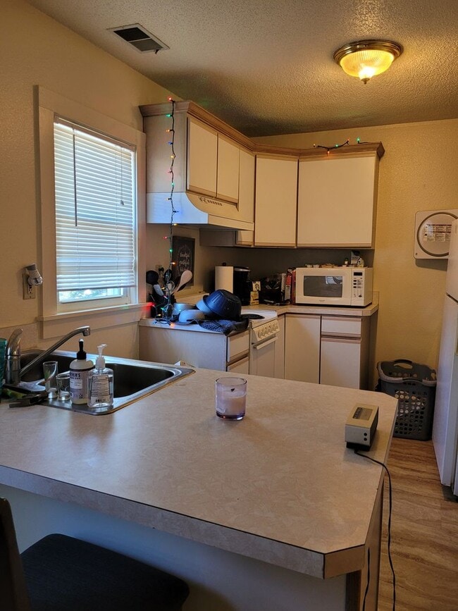 Building Photo - 418 S Summit St