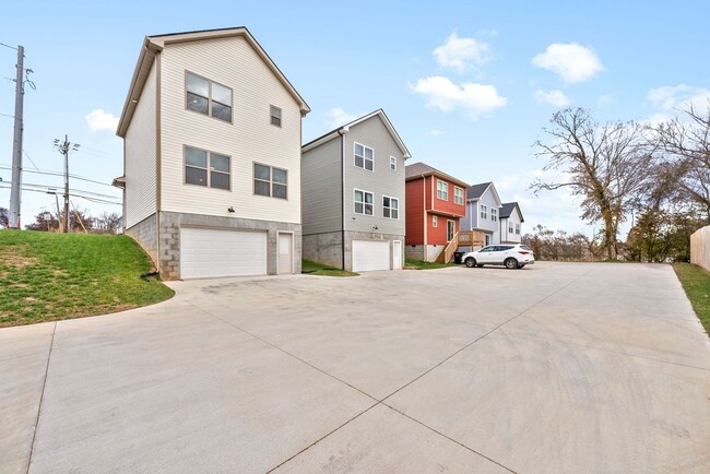 Building Photo - 700 Crossland Ave