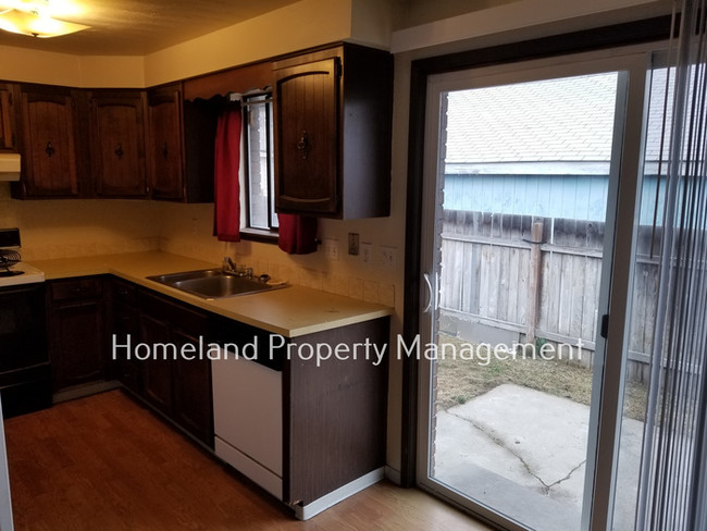 Building Photo - Fully Fenced 3 Bedroom Duplex