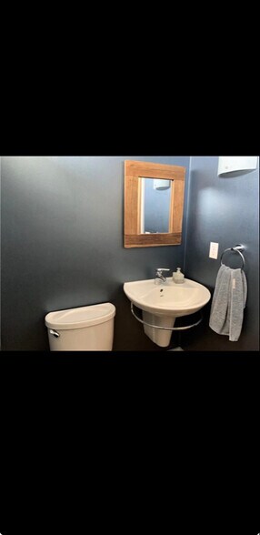 Building Photo - 4547 Washington St