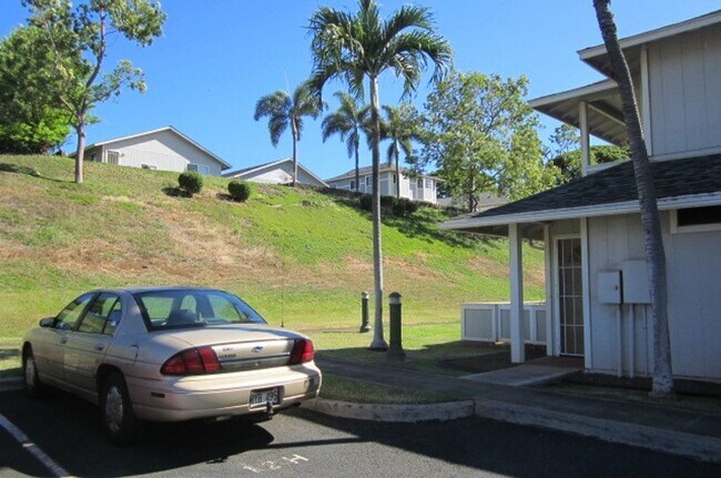 Building Photo - Partially Remodeled 1/1/1 in West Loch Fairways