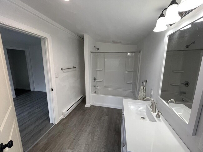 Building Photo - 252 River Rd