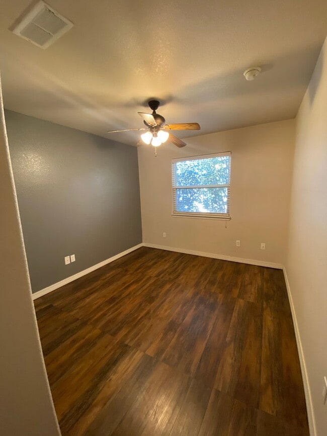 Building Photo - 2104 Hali Ln