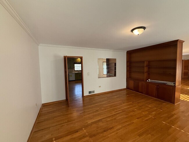 Building Photo - Pinson - Open Floor Plan with Large Living & Family Rooms 2 Bedrooms 2 Bath over 2500 sqft