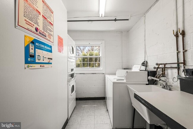 Building Photo - 3945 Lyndhurst Dr