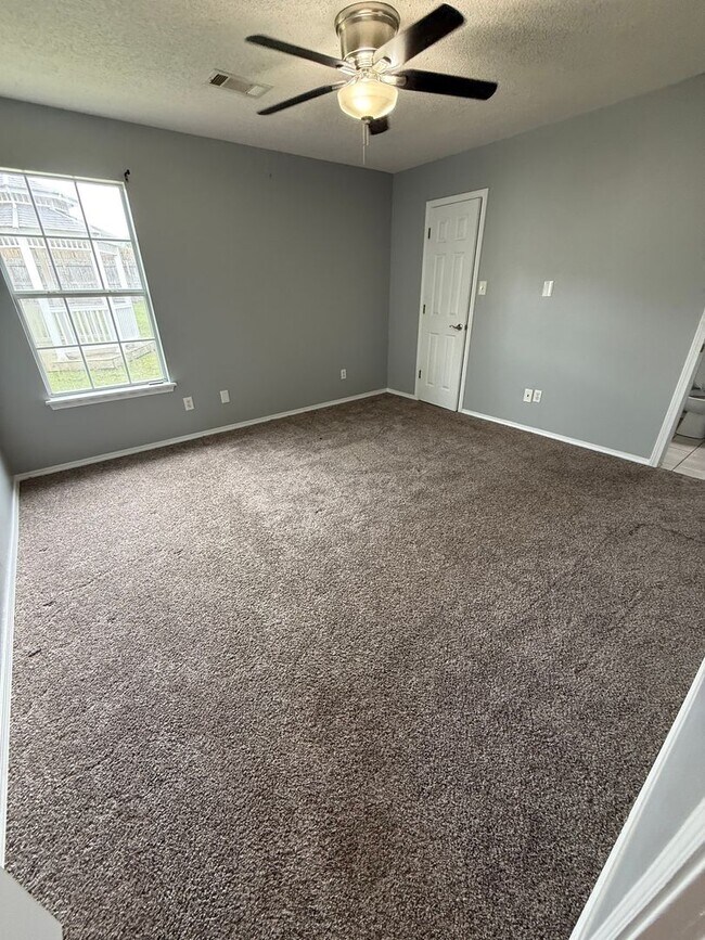 Building Photo - Nice 3 Bed 2 Bath House.  Yard Care Included.  Gas Heat & Hot Water