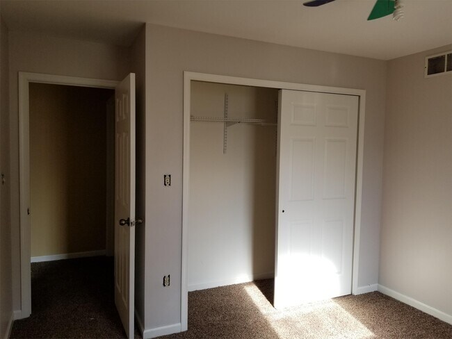 Building Photo - 420 Cherry Ln