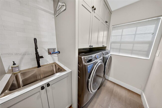 Building Photo - 4312 NE 22nd Ave