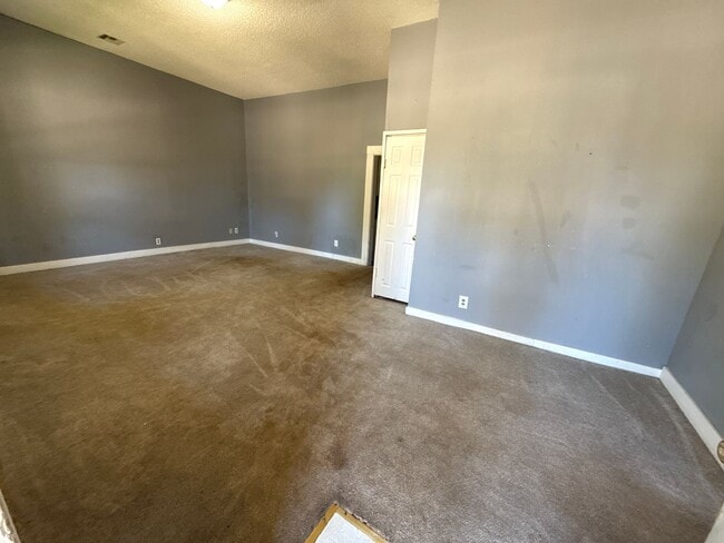 Building Photo - 3 BED, 2 BATH HOUSE.. WASHER AND DRYER CONNECTIONS. PETS ALLOWED.