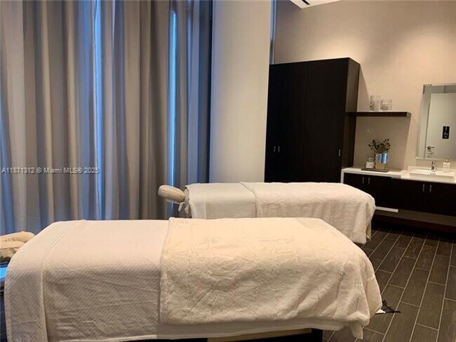 Building Photo - 851 NE 1st Ave