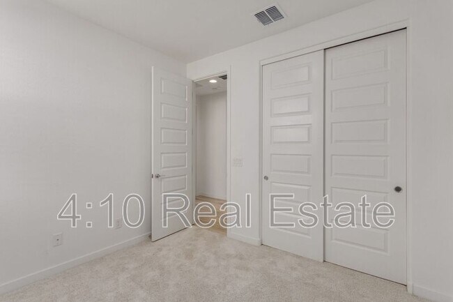 Building Photo - 2222 E Palmdale Ln