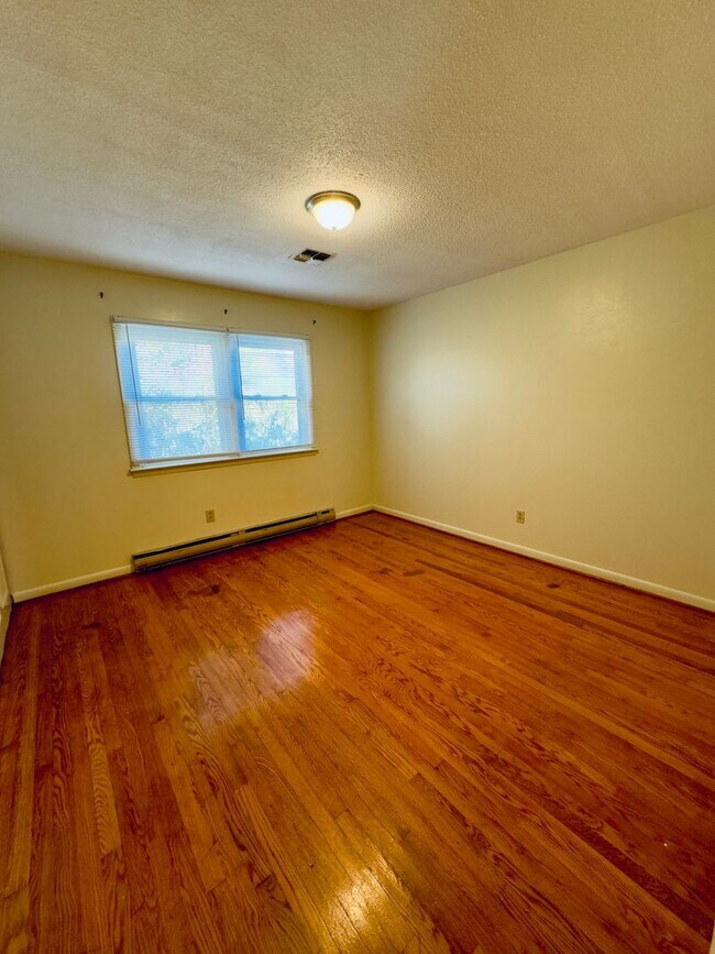 Building Photo - Townhouse for Rent