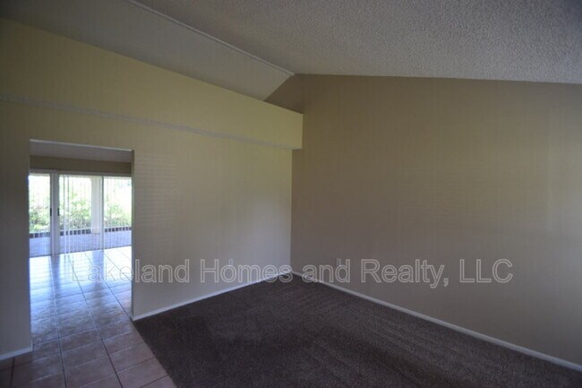 Building Photo - 1204 Honeytree Ln W