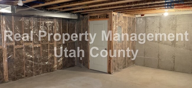 Building Photo - Pet Friendly Townhouse