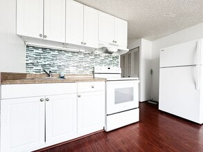 Building Photo - Waikiki Condo with One Assigned Parking Space