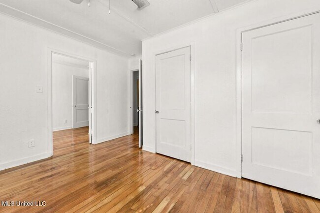 Building Photo - Charming Updated Cottage in Old Biloxi!