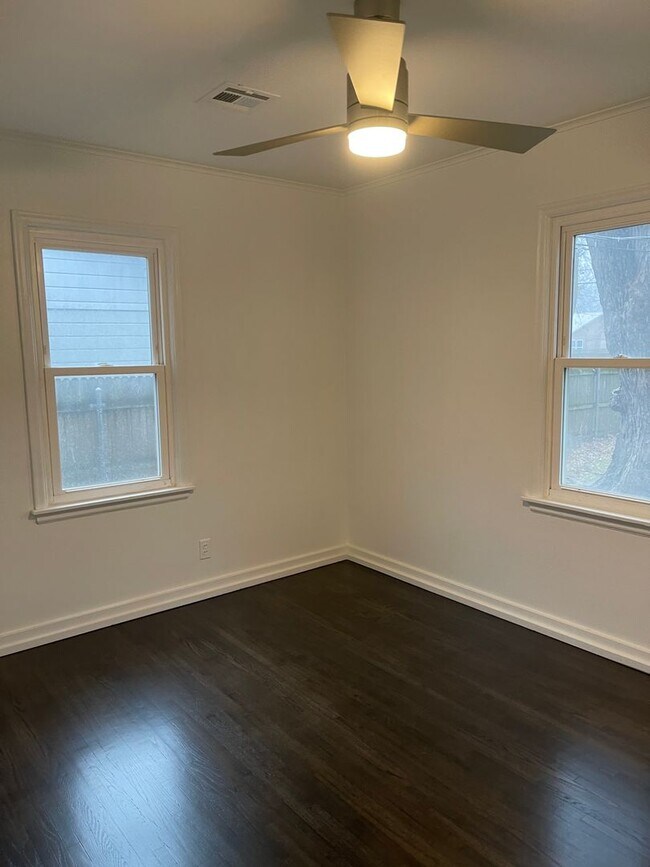 Building Photo - Fully Updated Home Just A Short Distance T...