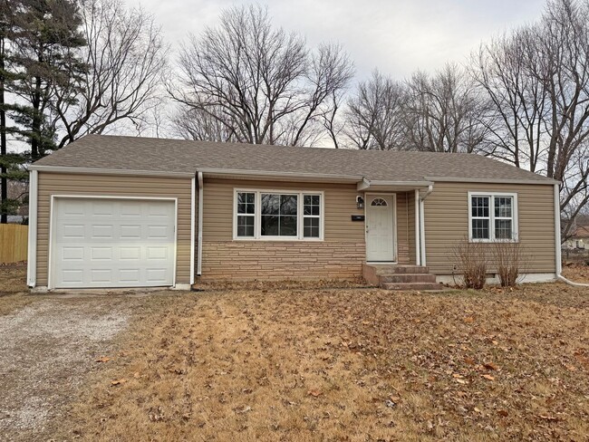 Primary Photo - Cute, Clean, and Updated! 3 Bed/1 Bath nea...