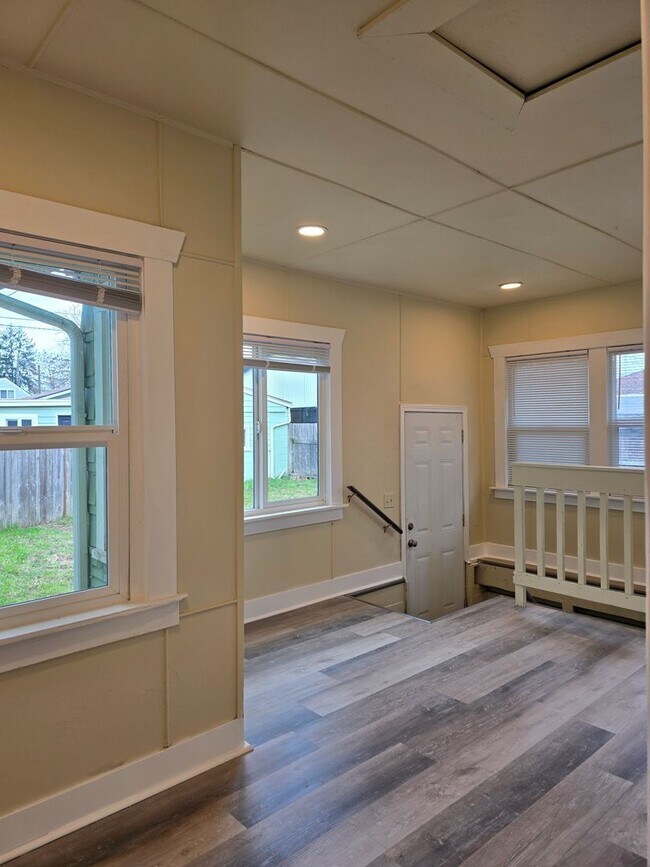 Building Photo - 2 Bedroom Duplex with Basement & 2-Car Garage