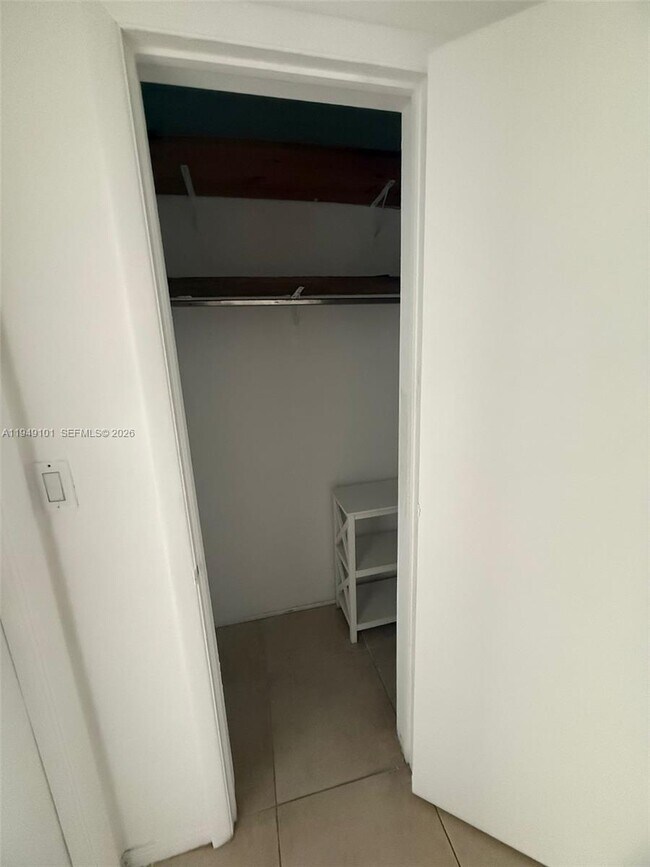 Building Photo - 10250 W Bay Harbor Dr