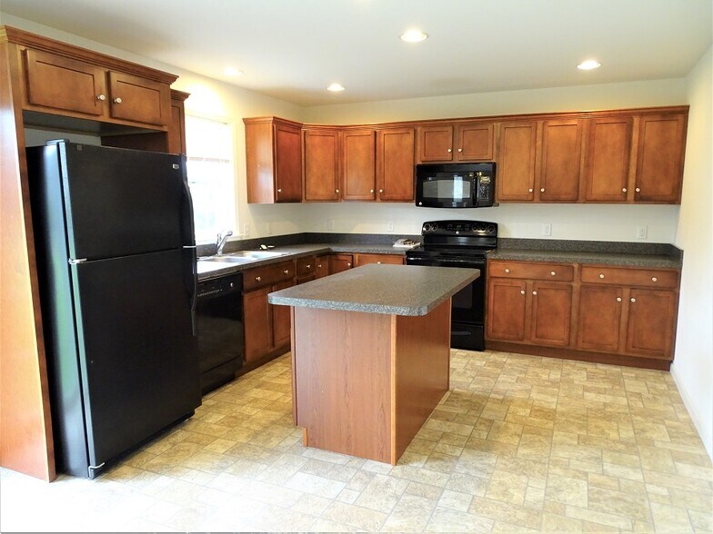 Building Photo - 641 Hamaker Rd