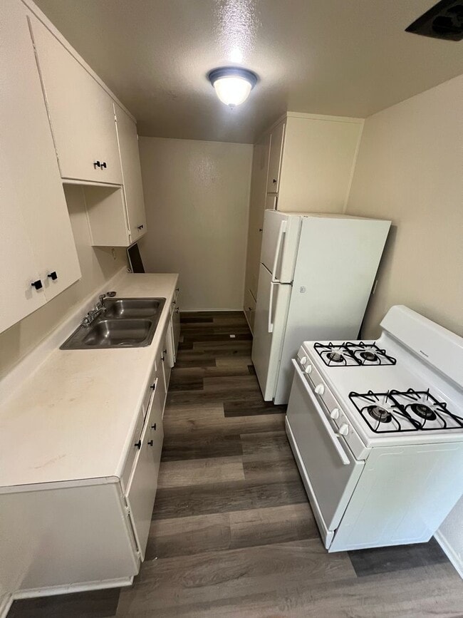 Building Photo - Oroville one bed one bath duplex for rent.