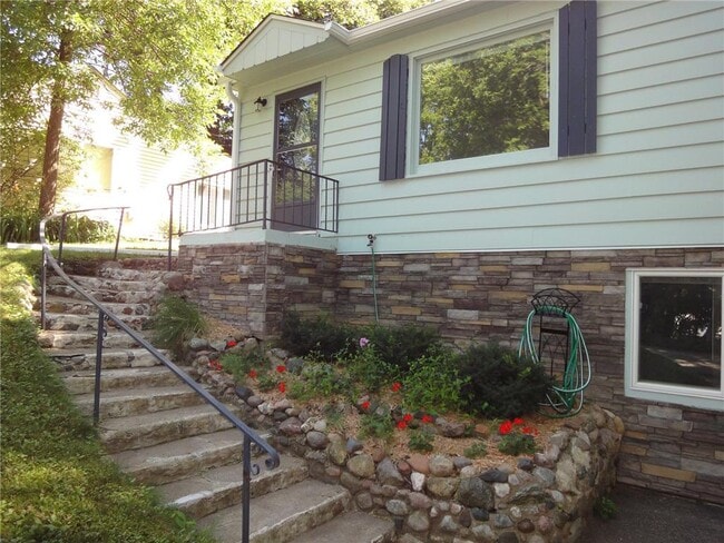 Building Photo - 2336 Ives Ln N