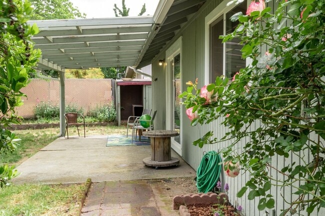 Building Photo - Three bed, Two bath home | Available Novem...