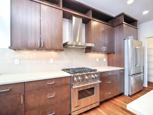 Building Photo - 2618 Eastlake Ave E