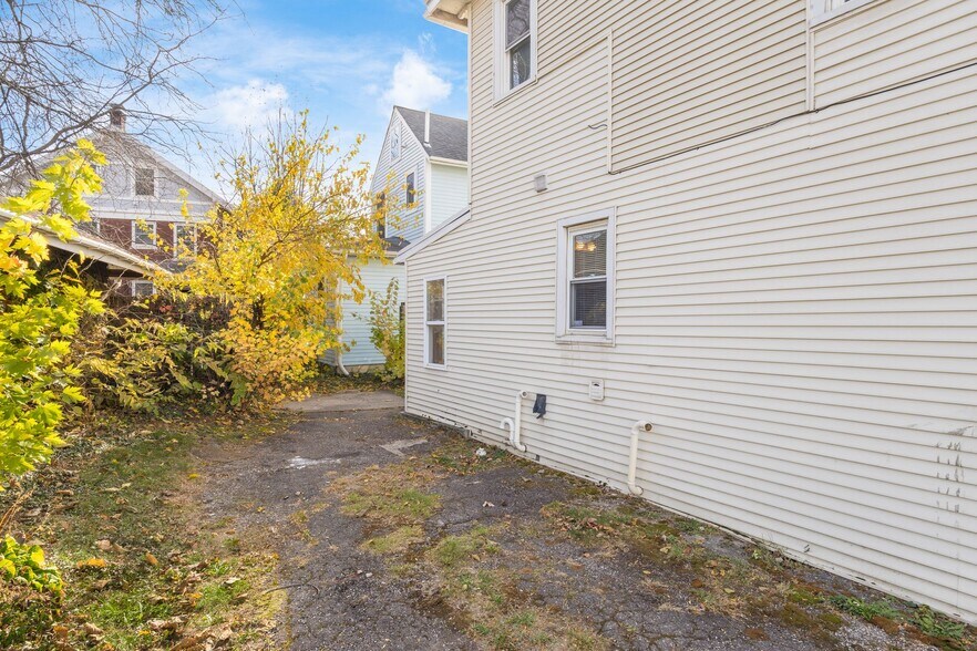Building Photo - 2402 East Ave