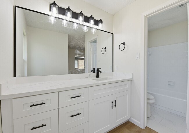 Building Photo - 7310 Sonnet Glen Ln