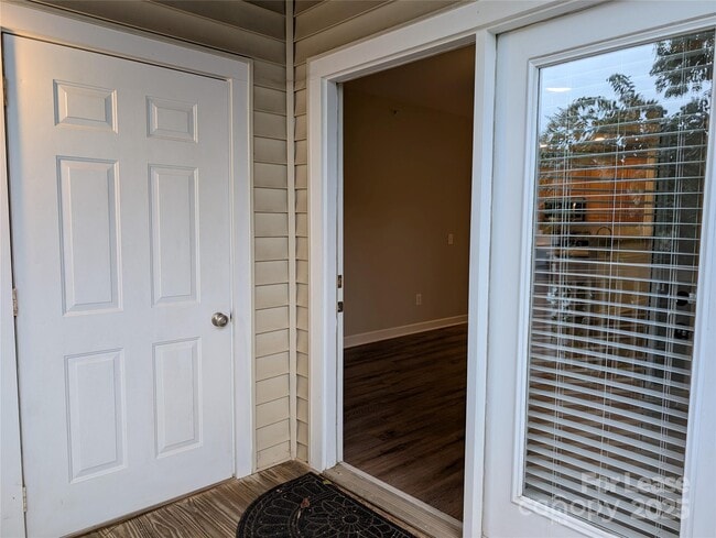 Building Photo - 16246 Redstone Mountain Ln