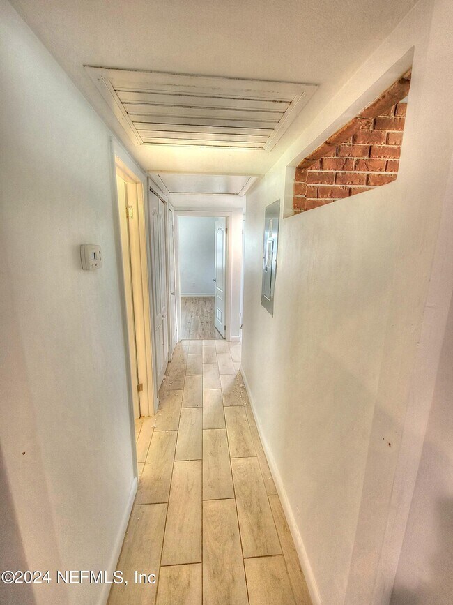 Building Photo - 3919 Skycrest Dr