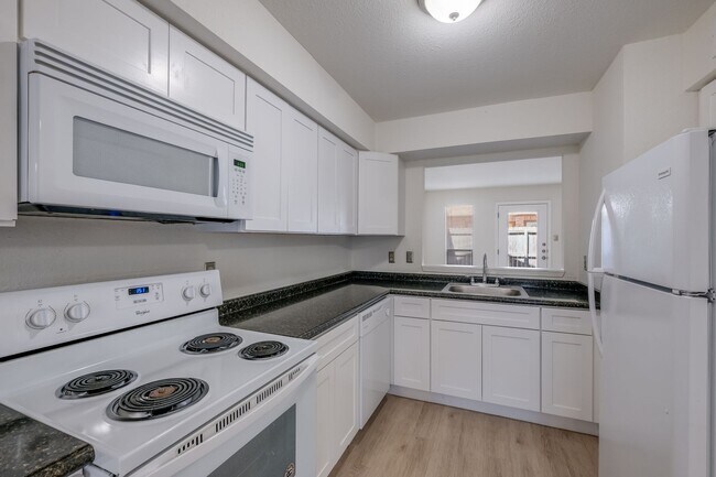 Building Photo - Renovated Condo with Great Location