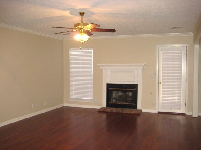 Building Photo - 1013 Victoria Ln W