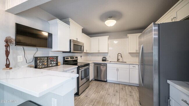 Building Photo - 717 E Palmaire Ave
