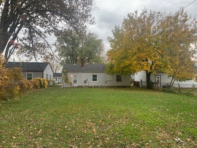 Building Photo - Newly refurbished three bedroom home in be...