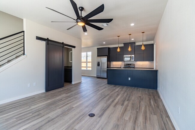 Two Story (3 bed/3.5 bath/1 car garage) - 406 38th St