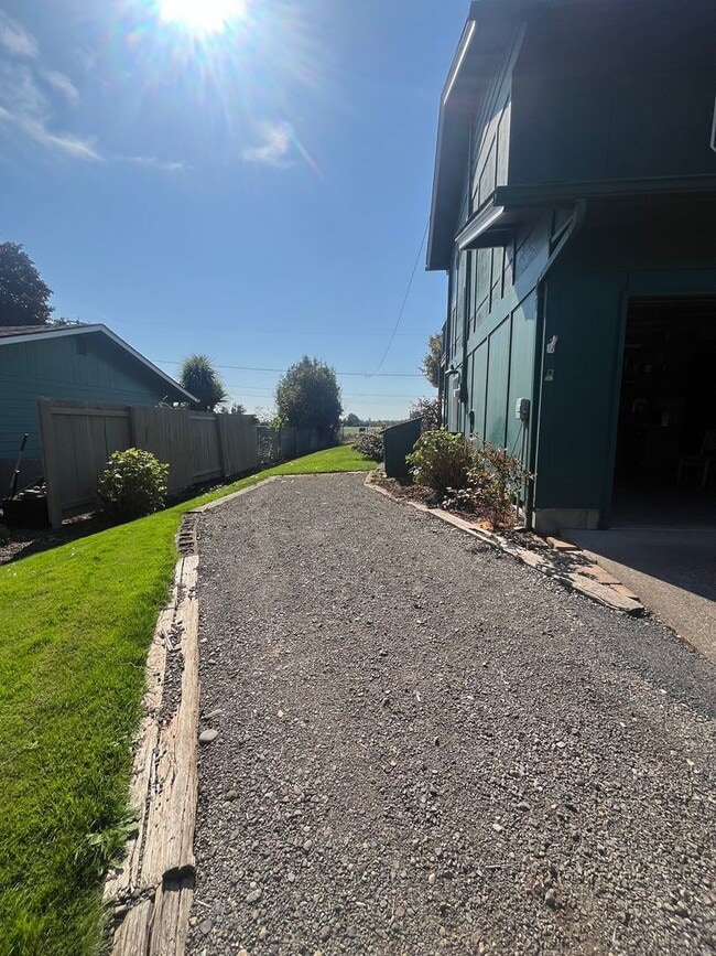 Building Photo - 5-Bedroom 2-Bathroom home in Coburg