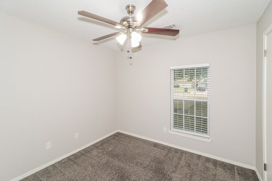 Building Photo - 6124 Kensington Cir