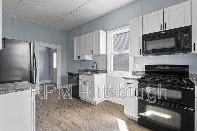 Building Photo - 2721 Cobden St