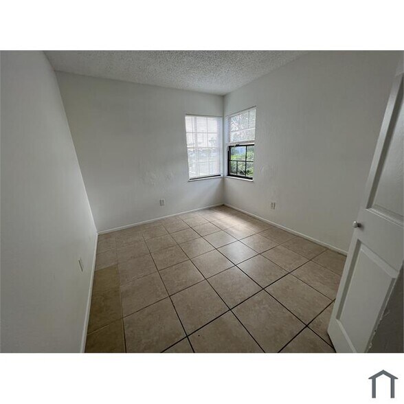 Building Photo - 273 SW Sterret Cir