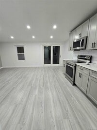 Building Photo - 132 Roosevelt Ave
