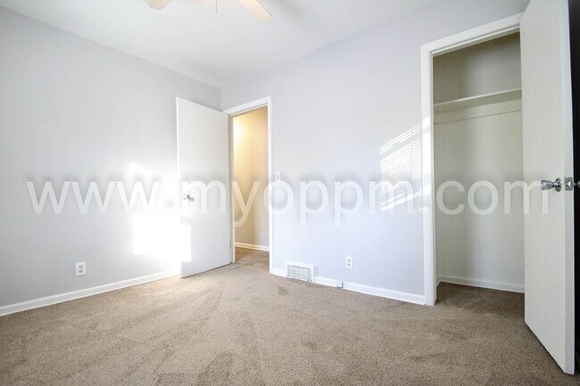 Building Photo - 3 Bedroom / 1 Bath Home Available Now!